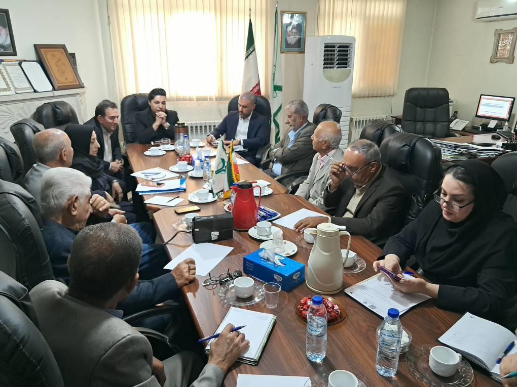 برگزاری نشست مشترک مدیر صندوق استان فارس با نمایندگان کانون‌ها و مدیر بیمه دی