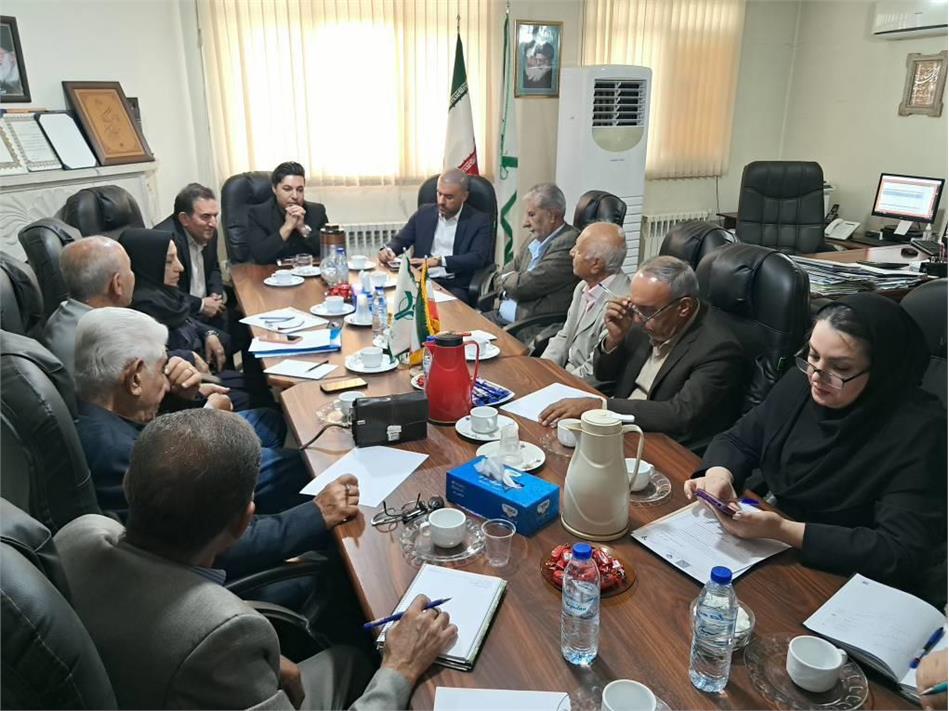 برگزاری نشست مشترک مدیر صندوق استان فارس با نمایندگان کانون‌ها و مدیر بیمه دی